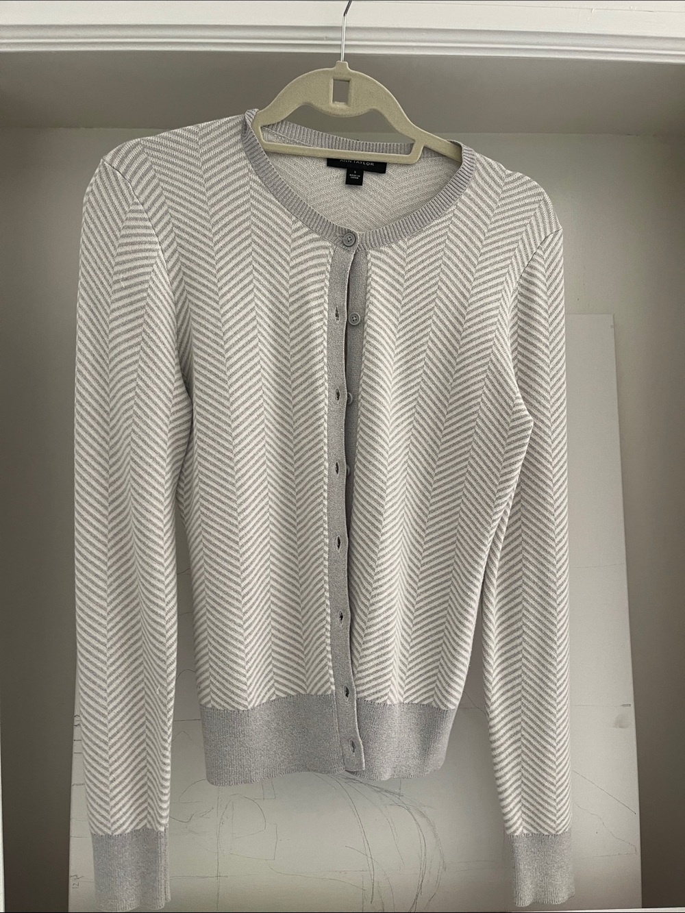 Anne Taylor White and Light Gray Chevron Crewneck Cardigan Sweater size Small